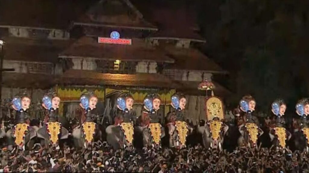 കുടകളില് വിസ്മയം, ആവേശം വിതറി തൃശൂര് പൂരം